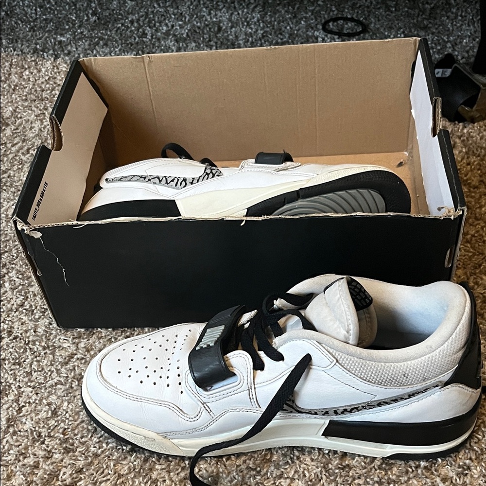 Nike White and Black Classic Sneakers